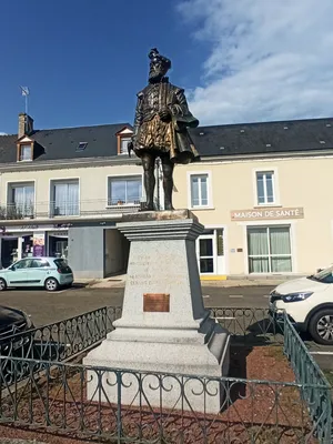 Statue de Pierre Belon à Cérans-Foulletourte