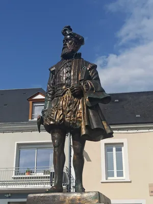 Statue de Pierre Belon à Cérans-Foulletourte